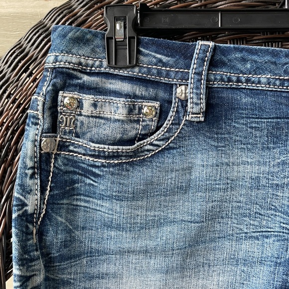 Miss Me 38 Miss Me 38 Curvy Stretch Short - Picture 2 of 15